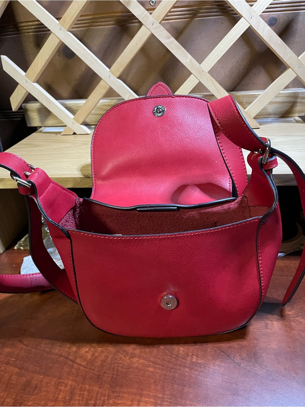 “Guess 1981” Cherry Red Saddle Flap Crossbody Bag / Pebbled Vegan Leather - Picture 2 of 13